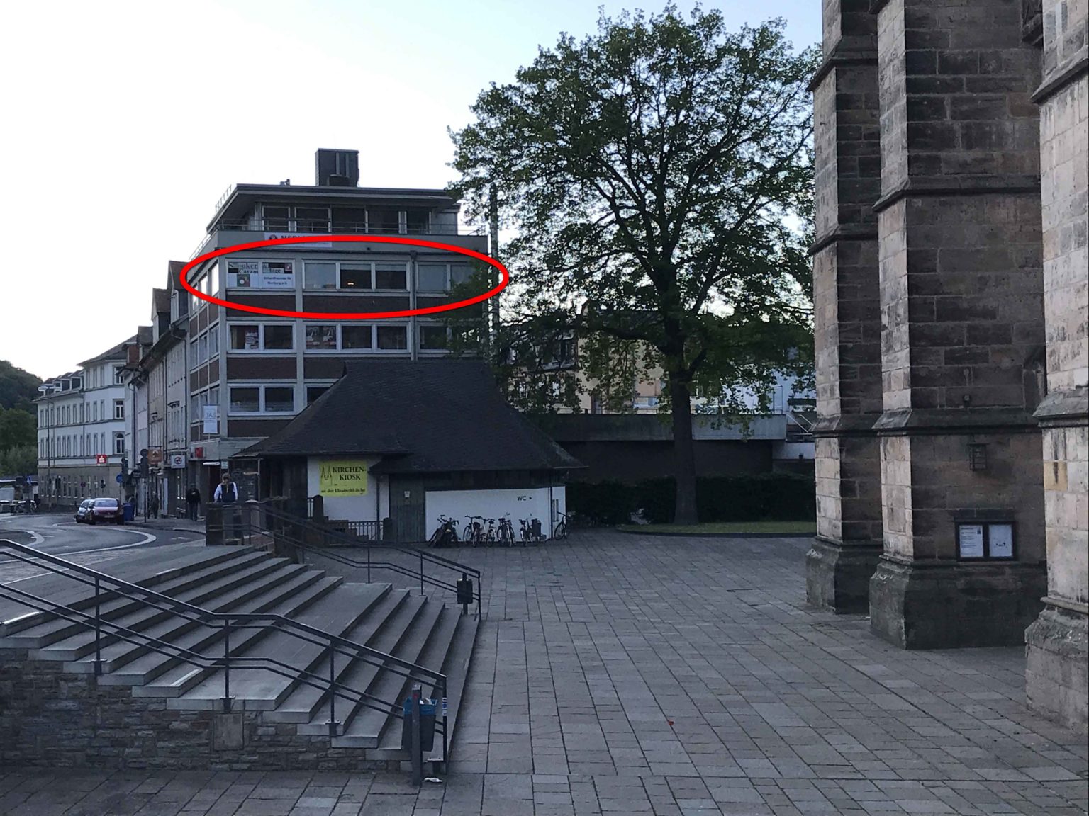 vor der Elisabethkirche ...